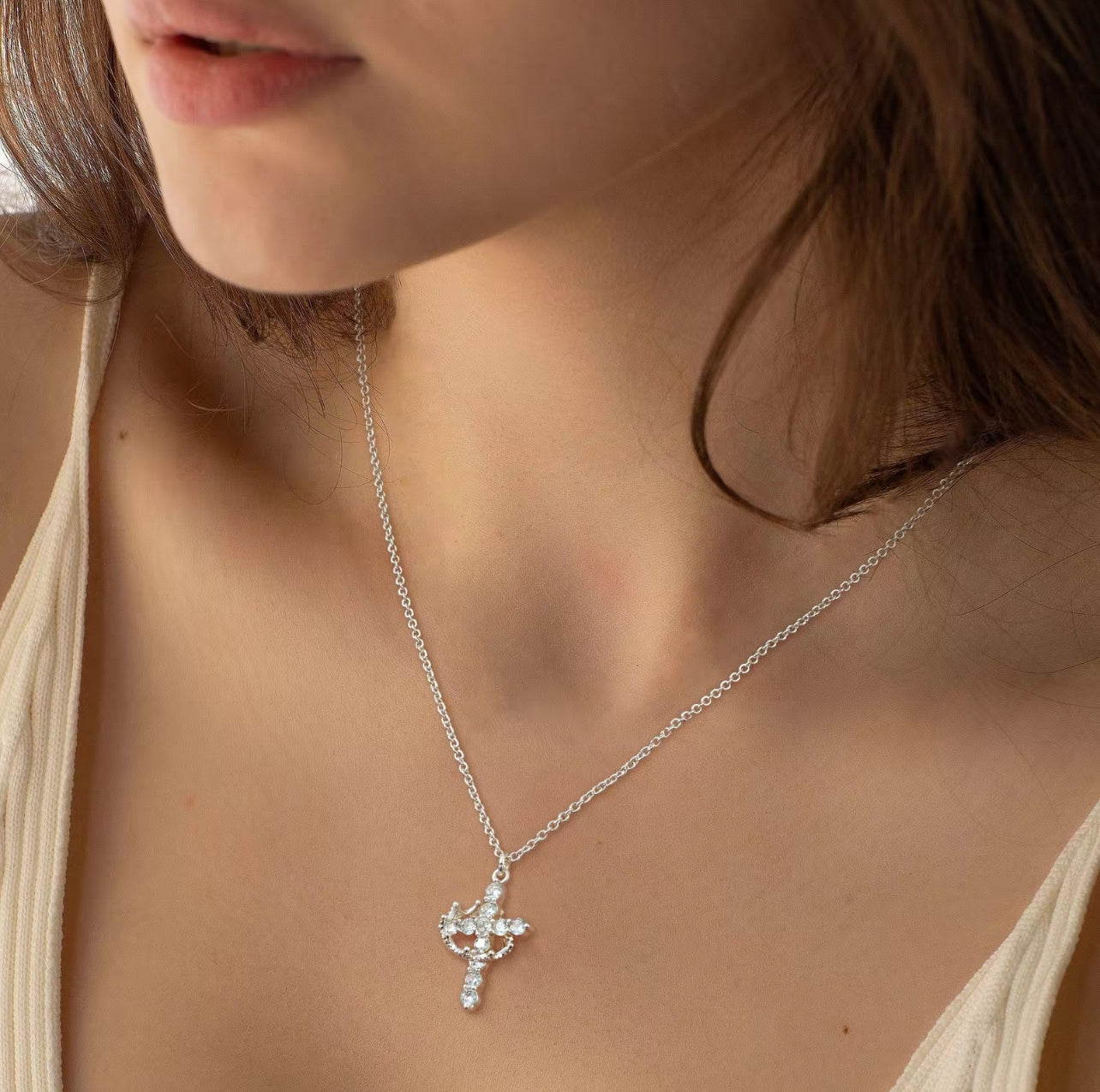 RadianceRise™ Necklace — Ignite Your Inner Strength with Timeless Shine and Comfort