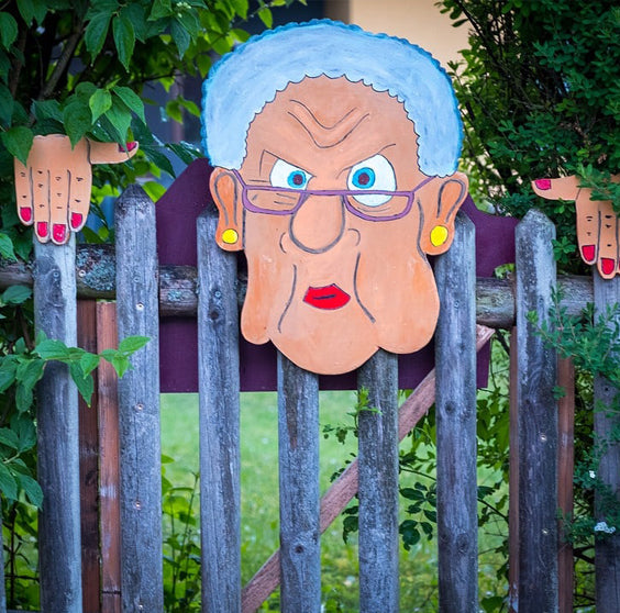 Fence Decoration | Nosy Couple Figurines | Handmade Pinewood & 11.8 in W | Weatherproof Finish