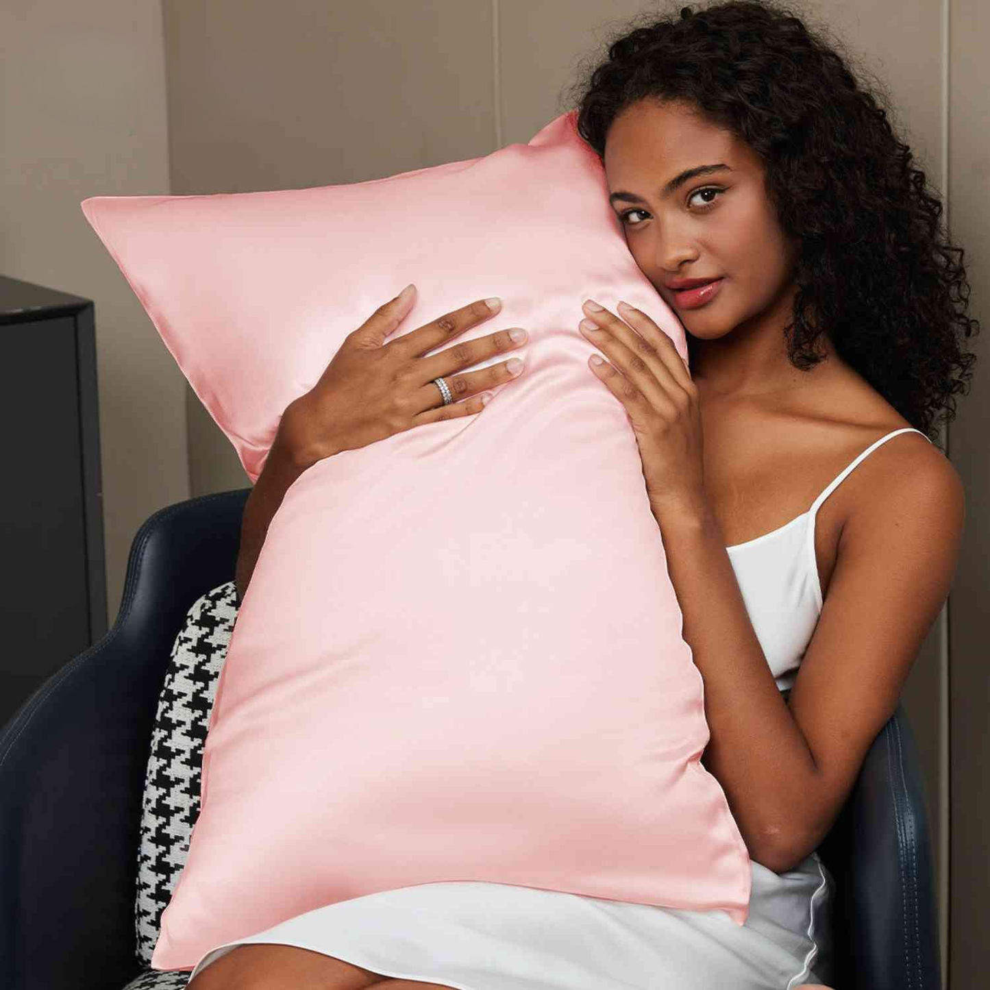 Velvettea™ — Wake Up to Frizz-Free Hair and Radiant, Youthful Skin Every Day